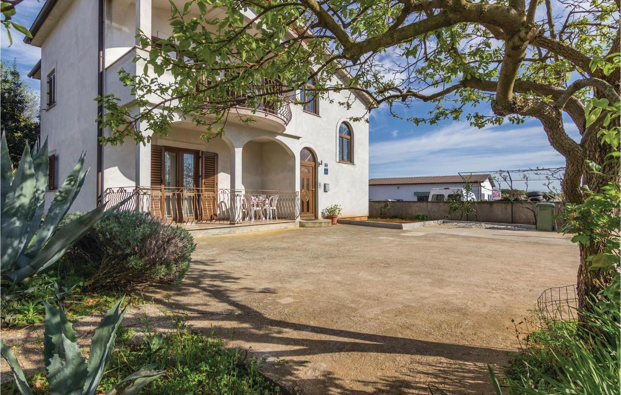 Cozy Apartment In Porec With Wifi Екстер'єр фото